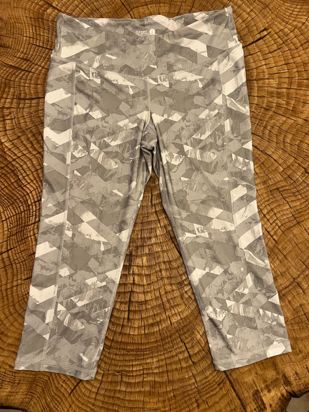 ‼️NWOT: Old Navy Grey & White Graphic Active Leggings - L
